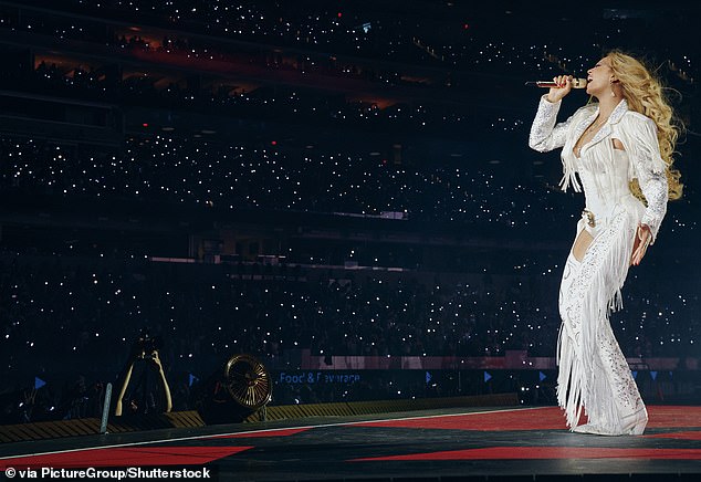 Govoreći isključivo na DailyMail.com, unutarnji izvor je tvrdio da preprodavači ¿pojedinaca ili poduzeća koji skupljaju masovne količine koncertnih ulaznica i preprodaju ih fanovima za pretjerane cijene ¿uglavnom su krivi za ograničeno prisustvo; Viđeno 9. svibnja