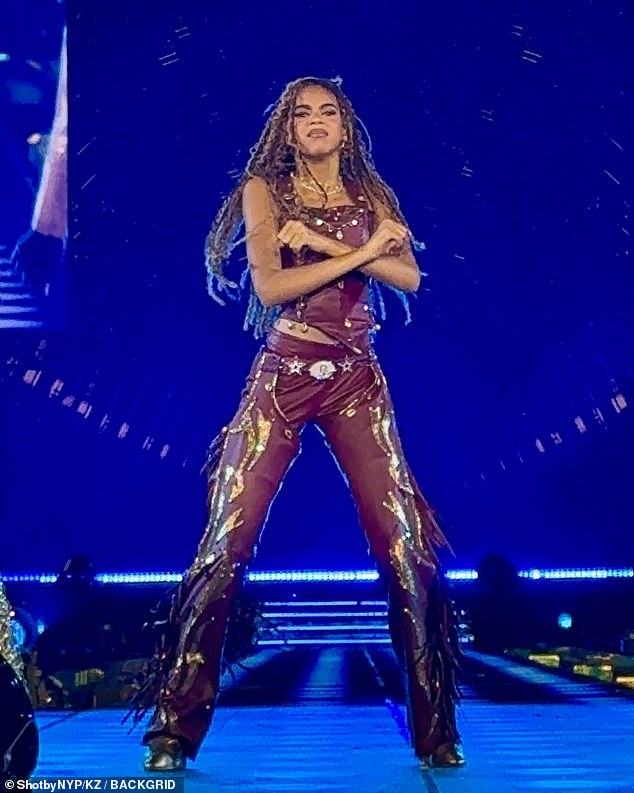 Single Ladies pjevačica suočila se s drugim kontroverzama na nedavno lansiranoj turneji, uključujući i preko kćeri Blue Ivy's Subrandard Dance Moves; Na slici 9. svibnja u LA -u