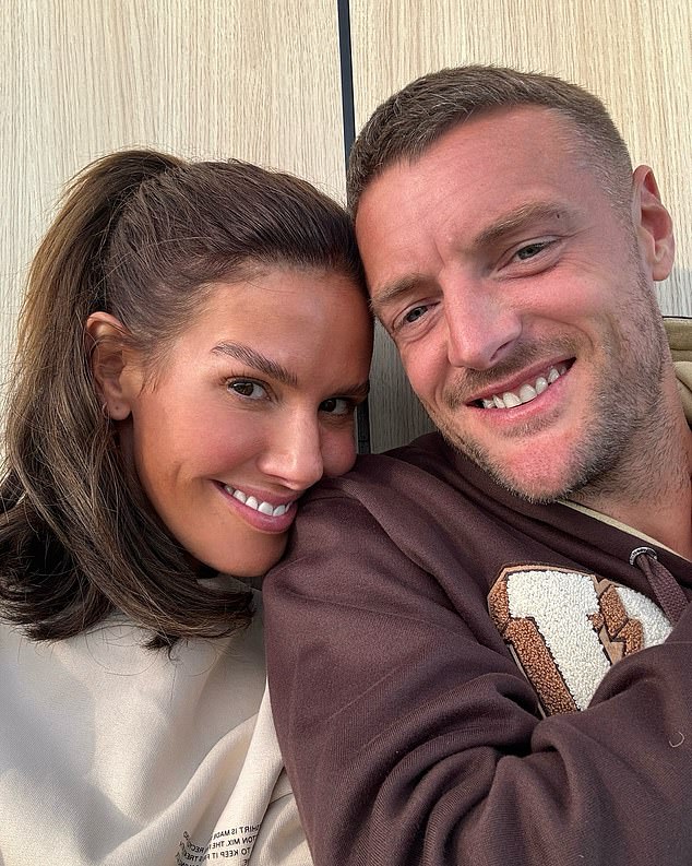 Rebekah Vardy i njezin suprug postavljeni su za pašnjake nove, a zvijezda Leicester postala je napustila klub na kraju sezone
