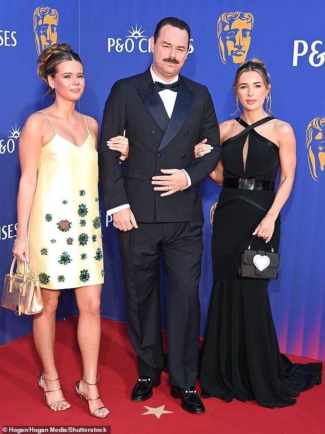 Danny, koji je prisustvovao ceremoniji s kćerima Dani i Sunnie, rekao je kako su ga upisali na intenzivni tečaj konja show šefova