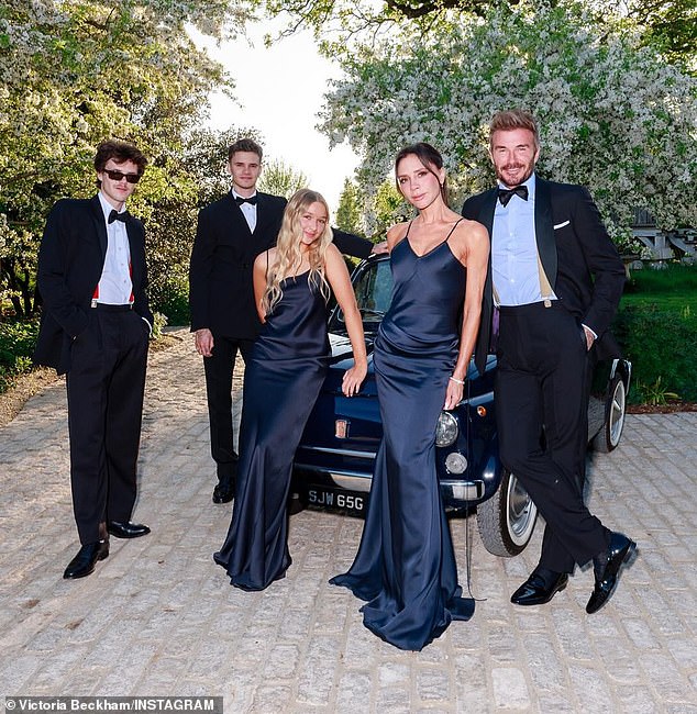 Brooklyn i Nicola bili su odsutni iz svih Davidovih zabava, uključujući obiteljski bash u njihovom dvorcu Cotswolds (na slici noću)