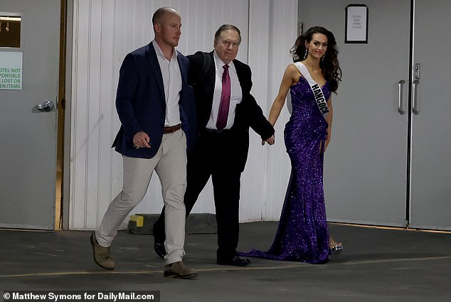 Belichick prikazan zajedno s Hudsonom napuštajući izbornicu Miss Mainea u nedjelju