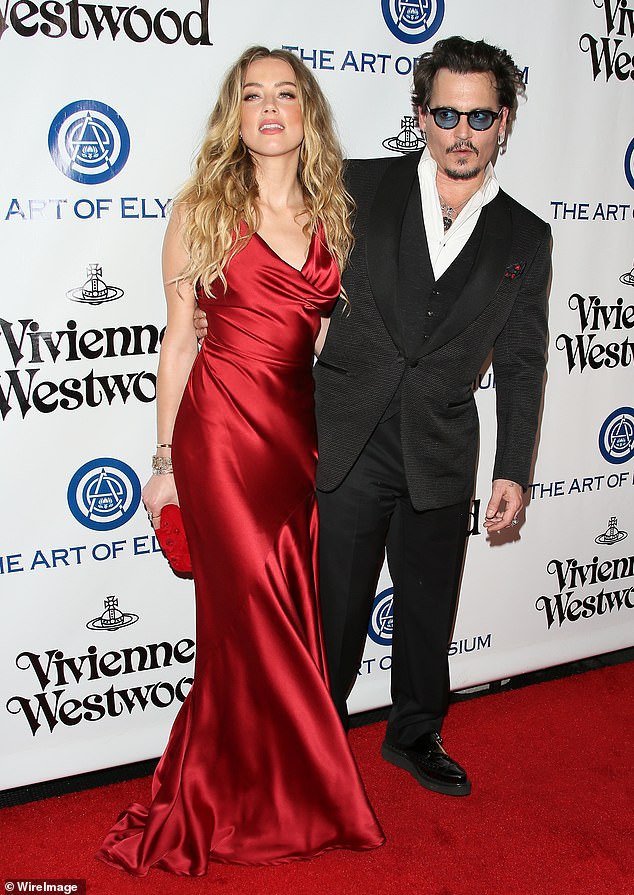 Čula se sa svojim bivšim suprugom Johnnyjem Deppom. Par se vjenčao 2015. godine i razveo se dvije godine kasnije u 2017. godini