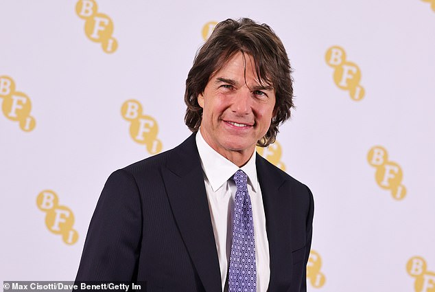 Tom je također stavio svoje najbolje stopalo naprijed u pogledu svog izbora odjeće i nosio je pametno crno odijelo i kravatu s ljubičastim uzorkom