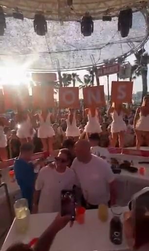 Utor je pozirao za fotografije s obožavateljima kao VIP unutar DJ kabine