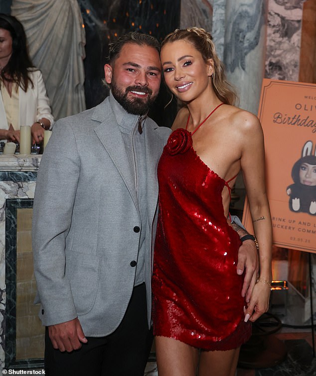 Zvijezda Loose Women također je ponudila uvid u njezin brak sa suprugom Bradleyjem Dackom, priznajući 'ona će učiniti bilo što' kako bi njihova veza uspjela