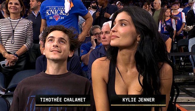 27-godišnji šminke i 29-godišnji nagrađivani glumac sjedili su na dvorištu dok su gledali kako su Chalametovi voljeni New York Knicks suočeni protiv Boston Celticsa