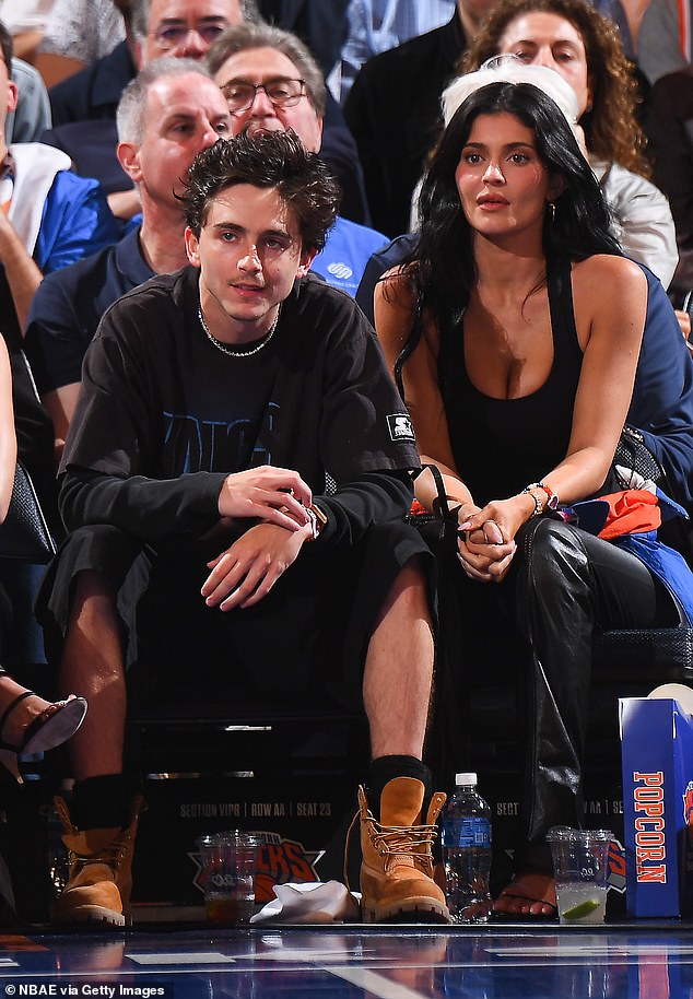 Njihova noćna noć dolazi jer je izvor otkrio da ljubavne ptice 'praktički žive zajedno'