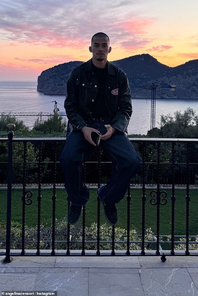 20-godišnji model podijelio je niz fotografija na Instagramu u ponedjeljak sa španjolskog otoka. Jedna slika sadržavala je Sneano kako sjedi na balustradi i pozira za kameru na nevjerojatnom imanju na obali Kanye (47)