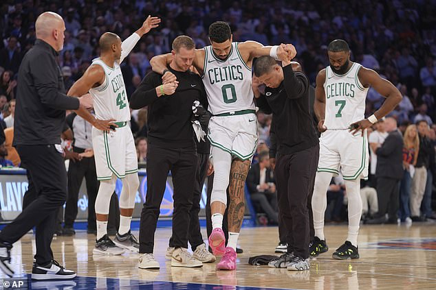 Tatum treneri nose s terena, a tim se boji najgoreg za svog najboljeg igrača