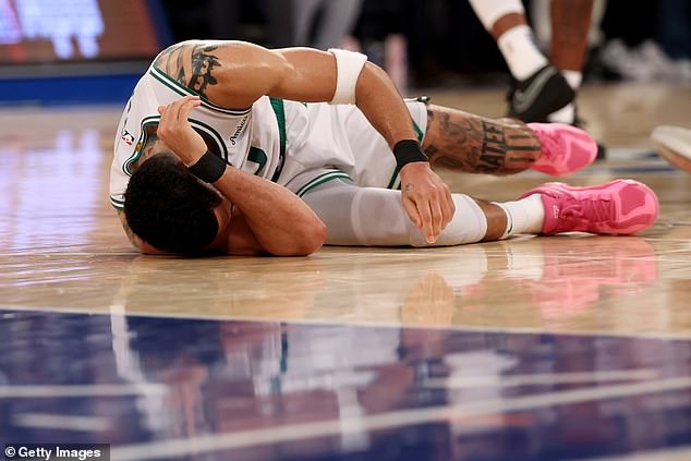 Tatum je požurio s terena na daljnja ispitivanja dok Celticsi čekaju više vijesti o svojoj zvijezdi