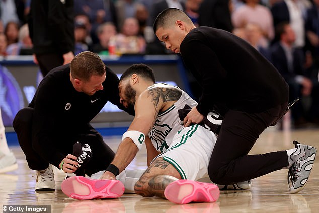 Šesterostruka NBA All-Star odmarala je glavu na trenersku ruku dok su mu pomagali na sudu