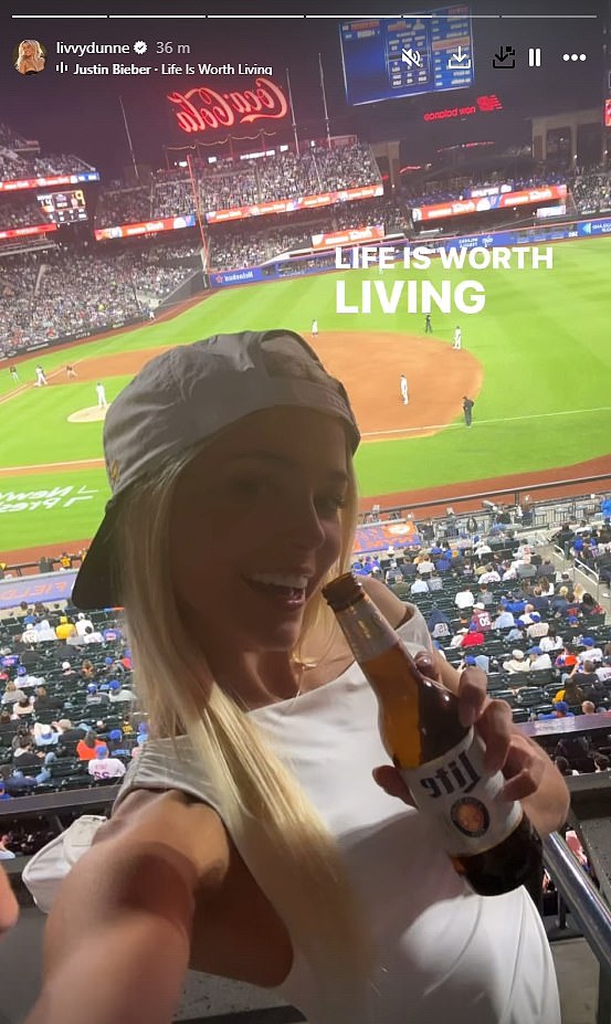 Dunne nije nosio nijednu Mets opremu iz poštovanja s dečkom Paulom Skenesom, koji je u ponedjeljak postavio