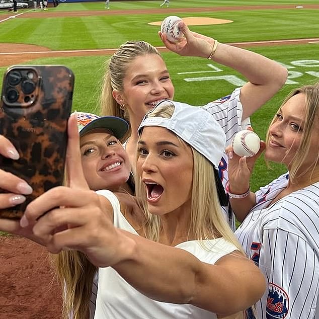 Nedavno se pridružila nekim svojim kolegama SI kupaćim kostima na bejzbolskoj igri New York Mets