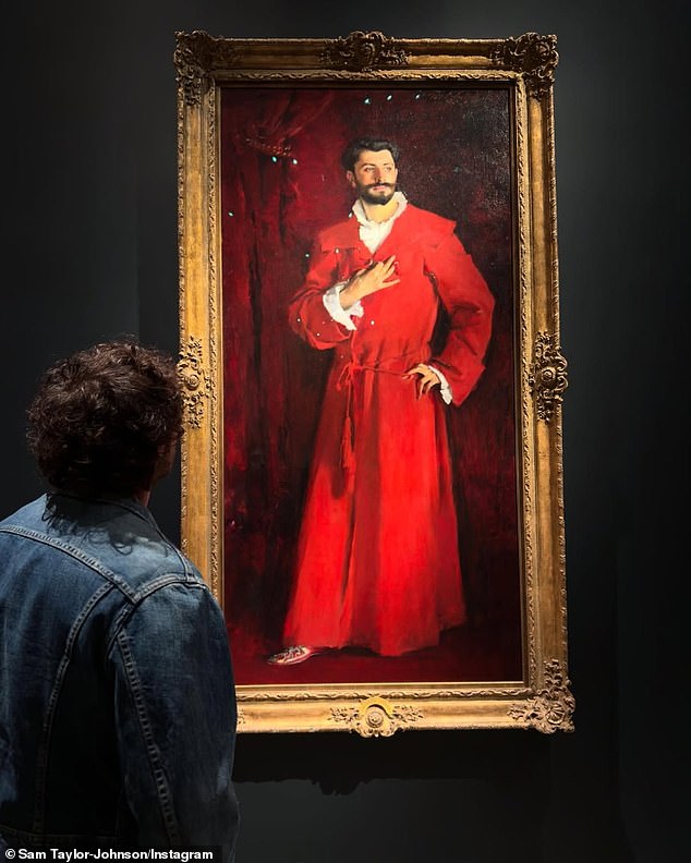 Otkrili su da Aaron ima neobičnu sličnost s francuskim liječnikom Samuelom Jean de Pozzi, koji je prikazan u slici Johna Singer Sargenta iz 1881. godine, dr. Pozzi kod kuće
