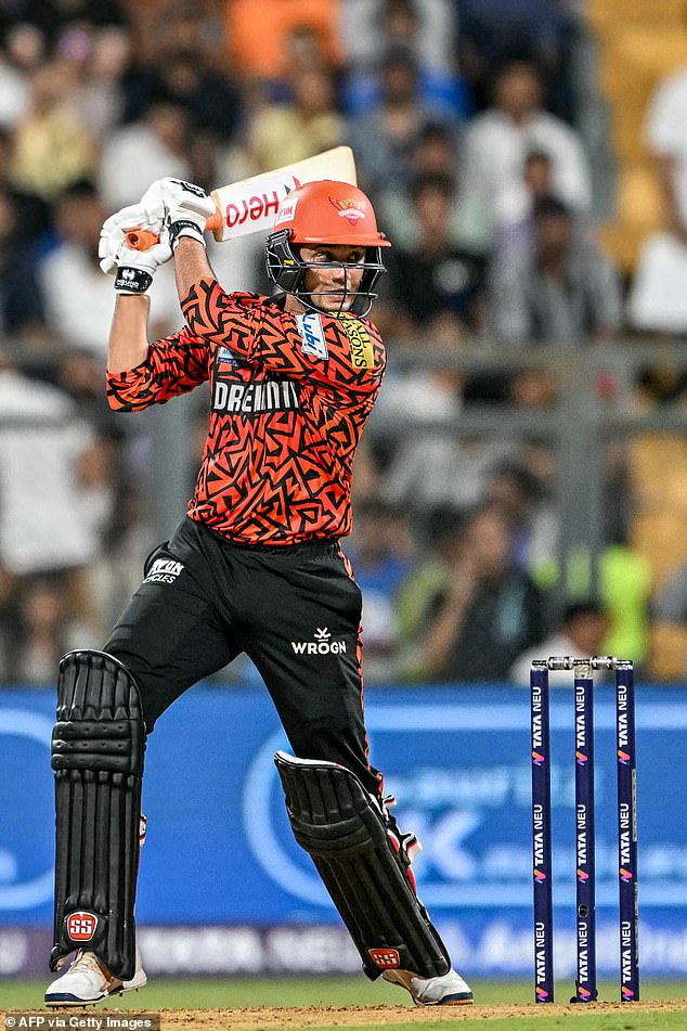 24-godišnji lijevi bek iz Amritsara, Abhishek je u ranim danima svoje međunarodne karijere, sa samo 17 T20-a do njegovog imena