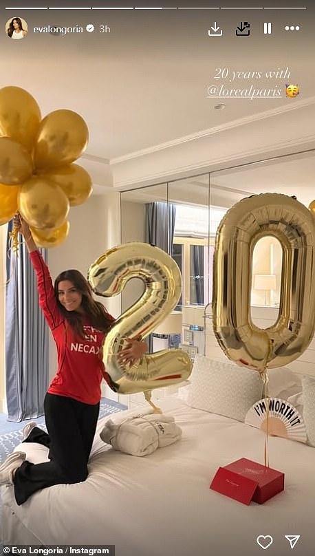Ranije tog dana, Eva se pojavila na Instagramu i podijelila da je radila s L'Oréalom već 20 godina dok je pozirala s brojnim zlatnim balonima na raskošnom krevetu