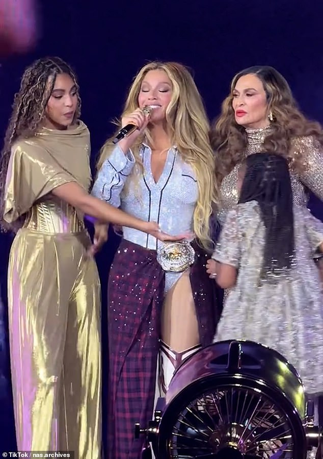 Obožavatelji su ostavili odvlačeći Rumijeve bezobrazne antike dok su je Tina i Blue Ivy, 13, pokušali smiriti tijekom zabavnog trenutka