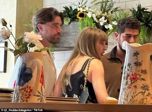 Prvi put je prvi put primijećen s djevojkom Taylor Swift na Majčin dan