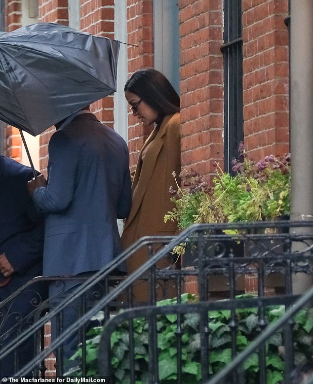 Cassie ide na sud za slučaj Diddy u NYC -u. Nosila je blizu smeđeg bodysuit-a koji je pokazao njezin veliki udarac na postolju, a udaljen je samo dva tjedna od poroda