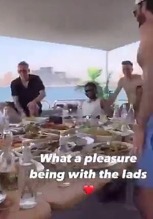 Na snimci se mogu vidjeti poput kapetana Liverpoola Virgil Van Dijk i golman Alisson Becker kako gozbaju oko mamutnog stola
