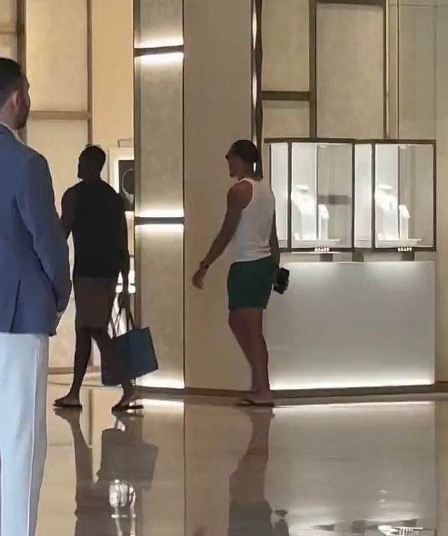 Jedan video koji kruži na društvenim mrežama pokazao je nekoliko članova prvog tima koji se šetali raskošnim Atlantisom The Royal Hotel u Dubaiju prošlog utorka