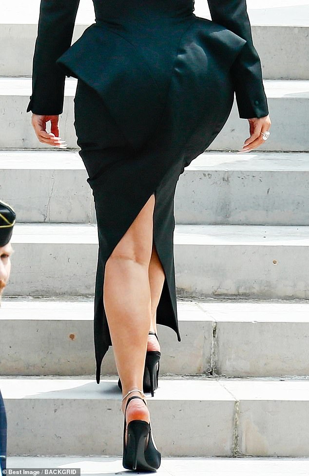 Kardashian je također u dodatnom predstavi bogatstva izbacila i tenisku narukvicu na gležnju