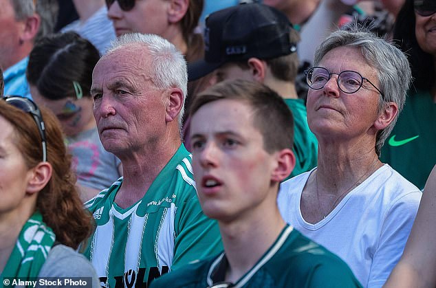 Vjeruje se da je Wirtzov otac, Hans (lijevo), favorizirao prelazak na kolegu njemačke strane Bayern München, dok njegova majka Karin (desno) želi da ostane stavljen