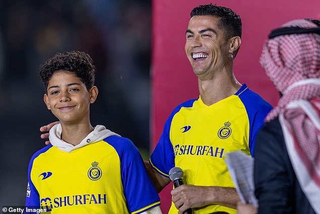 Ronaldo Jr (lijevo) trenutno igra za al-Nassr sa svojim sinom, ali mogao bi ubuduće skočiti brod