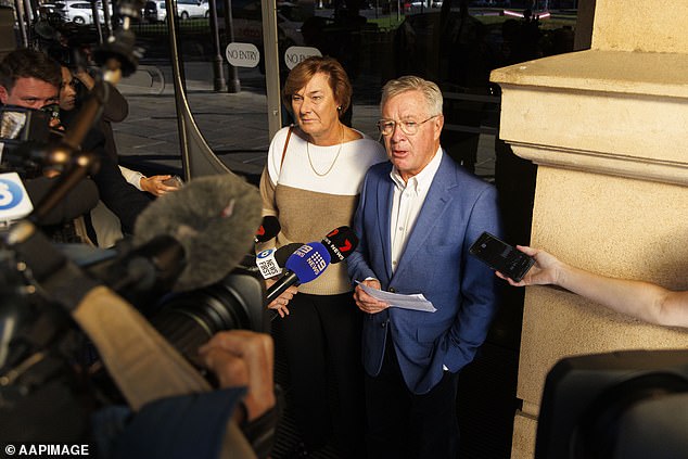 Otac Melissa Hoskins Peter i majka Amanda (na slici izvan suda) rekli su novinarima da još uvijek nisu dobili ispriku, ali da će očekivati ​​da će s vremenom