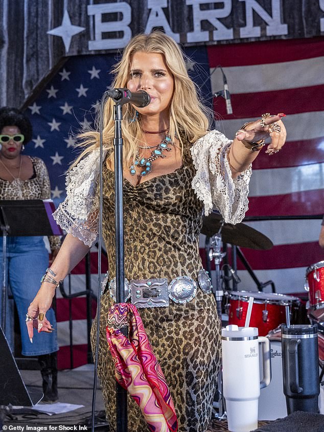 Dva mjeseca ranije u ožujku, Jessica je ispustila svoj najnoviji EP pod nazivom Nashville Canyon: 1. dio koji sadrži ukupno pet pjesama, uključujući upotrebu My Heart protiv mene i krivi me; Gledano u ožujku u Teksasu