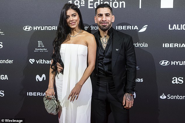 Ilia Topuria, na slici ovdje s partnericom Giorgina uzcategui, preuzet će Charlesa Oliveira