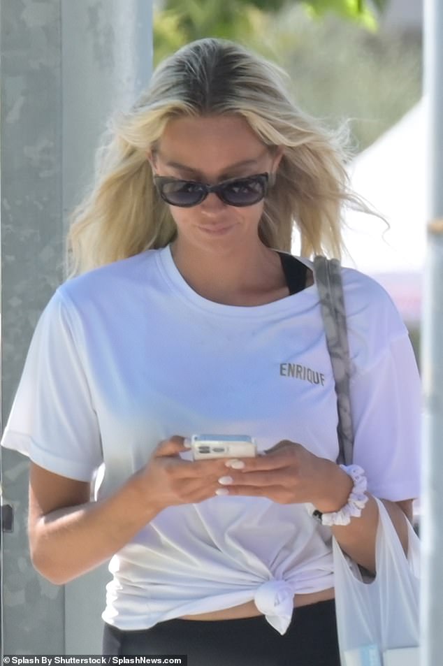 Artursson je bila zauzeta tipkanjem na telefonu kad je bila slikana