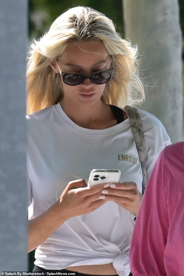 Nicoline je prvi put prikazana u srijedu jer je James optužen za nasilje u obitelji