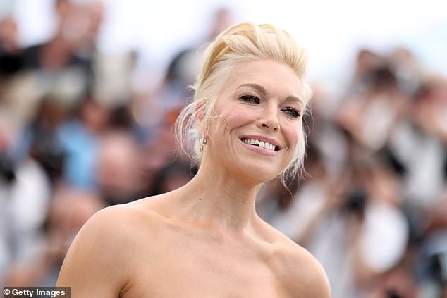 Zvijezda Ted Lasso zaletjela je u Cannes Tan dok je sretno pozirala sa All-Star glumom