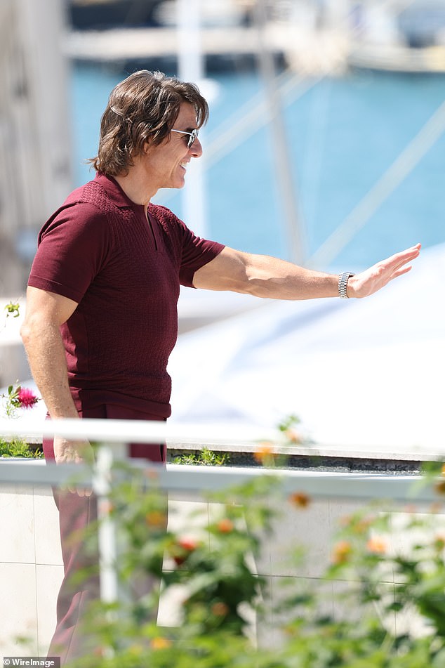 Tom je sretno mahnuo fanovima dok je na festivalu pokrenuo svoj veliki dan