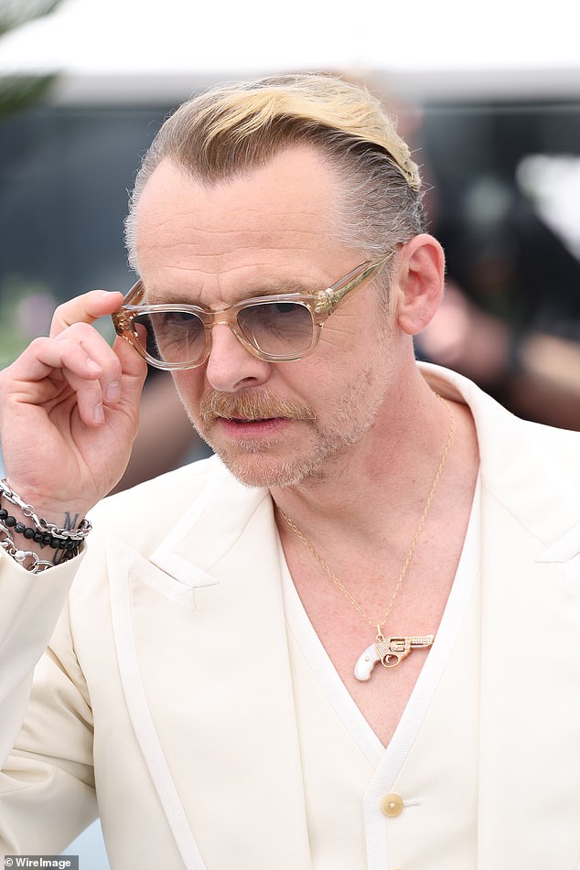 Tomova dugogodišnja zvijezda i filmski igrač Simon Pegg stavio je vrlo dapper zaslon u krem ​​odijelu, dodajući blistavi privjesak za zlatni pištolj