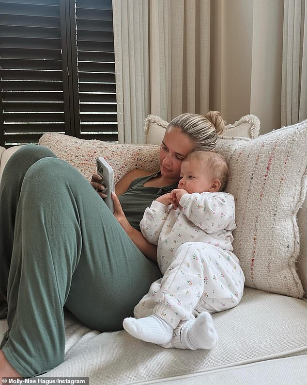 Influencer Molly otvorila je svoj dom u Cheshireu gdje živi s dvogodišnjom kćeri Bambi na kamere dok je fanovima dala uvid u vrhunce i padove svoje veze