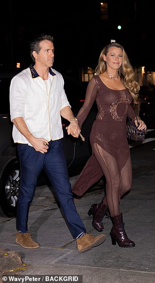 Dvije su djevojke bile prikazane na dvostrukim datumima sa svojim partnerima, Travis Kelce i Ryan Reynolds (viđeni u listopadu) u mjesecima koji su vodili do drame