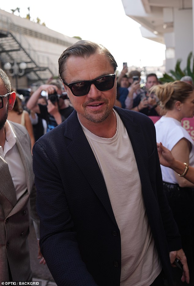 Glumac je stvari držao ležernim, ali pametnim u obično bijeloj majici i mornarskom blejzu