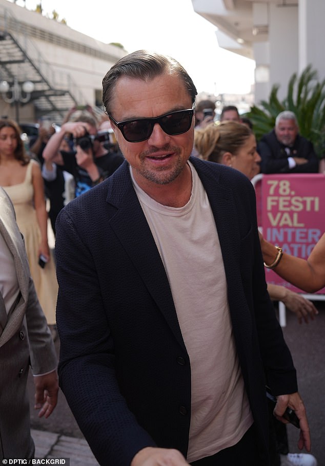Leonardo DiCaprio (50) izašao je u povremeni ansambl u Cannesu prije premijere misije ranije u srijedu