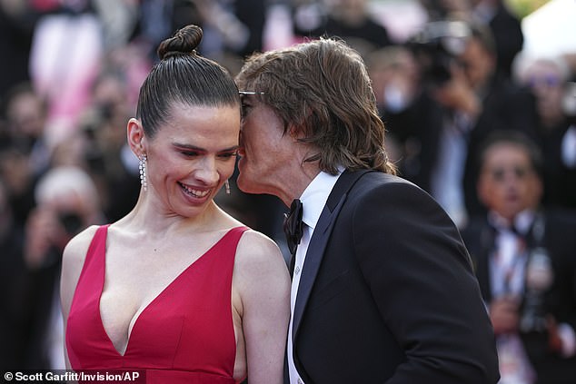 Hayley je izgledala blistavo i blistalo u masivnoj crvenoj haljini srušenom dok se pridružila glavnom muškarcu na blistavom crvenom tepihu