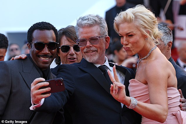 Hannah, čiji je cameo u novom filmu otkriven samo u nedavnom izdanju prikolice, utjelovio holivudsko glamur u bezreznoj blijedo ružičastoj haljini