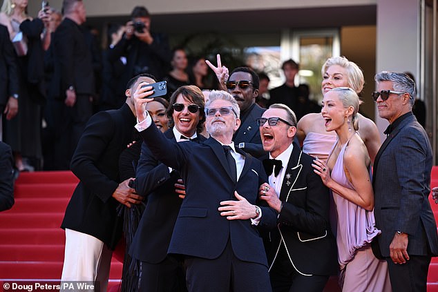 Tom je jedva mogao obrisati osmijeh s lica dok je zgrabio za svoje glumce za fotografiju, dok je Simon, koji reprizira svoju ulogu dok je Benji Dunn u radosti otvorio usta dok se nacerio za sliku