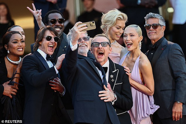 Blezao je dok su Greg Tarzan Davis, Angela Bassett, Tramell Tillman, Tom, Hannah Waddingham, Tomova dugogodišnja zvijezda i filmski sporedni spoj Simon Pegg, Pom Klementieff i Esai Morales, svi su se naslonili za ikonični snap