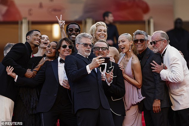 Dok je Pom riskirao da razbije novi i vrlo strogi dress code dok je stigla u vrlo otkrivajućoj polusjenoj haljini usred zabrane rizičnih ansambla