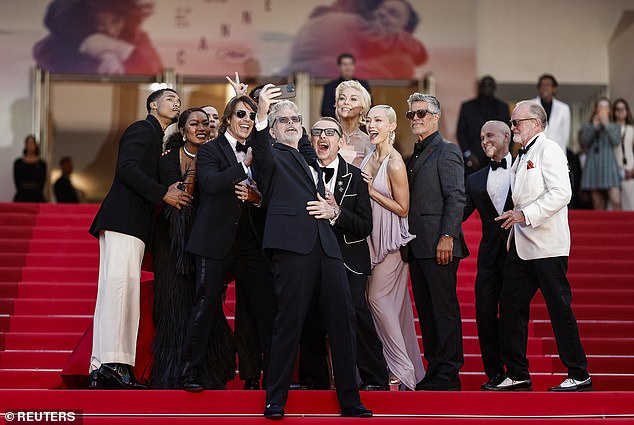 Redatelj filma Christopher McQuarrie obilježio je ogroman trenutak dok je film debitirao u Cannesu izvlačeći svoj telefon na fotografiju