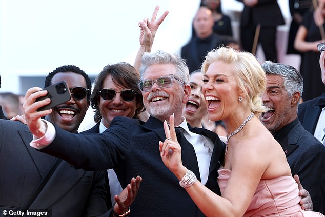 . Pobrinuo se da dobije još snimaka s britanskom glumicom Hannah, 50 godina, izgledala je oduševljeno dok je bacala znak mira