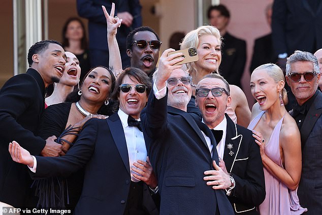 Hollywoodski glumac, 62, pridružio se njegove zvijezde dok su pozirali za ogromnu grupnu selfie na ikoničnim crvenim stepenicama