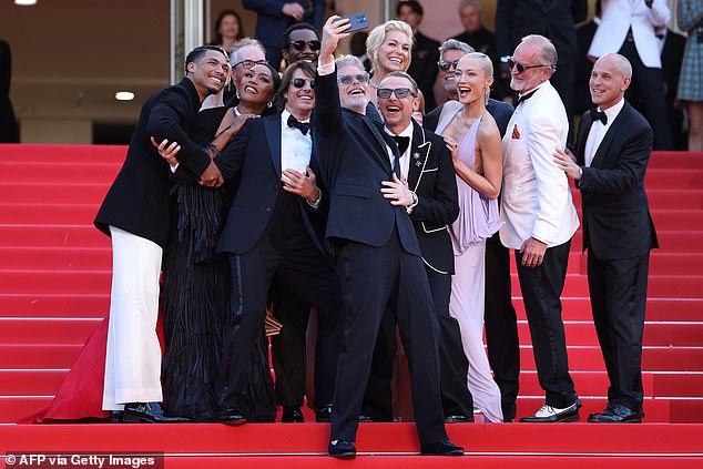 Glumci su viđeni kako su se zgrčili dok su pozirali za grupnu pucnjavu na događaju